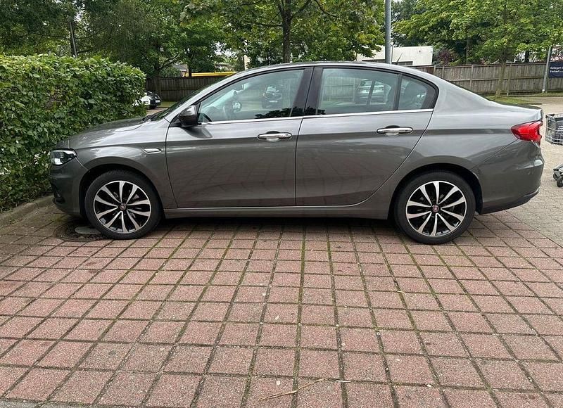 Grau Gebraucht 2016 Fiat Tipo Easy Limousine | 9.900 € (Fairer Preis) - Bild 1/4