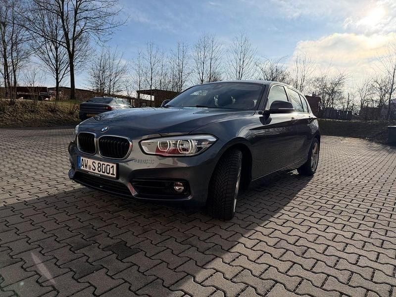Grau Gebraucht 2018 BMW 118 Sport Line Kleinwagen | 15.800 € (Guter Preis) - Bild 1/4