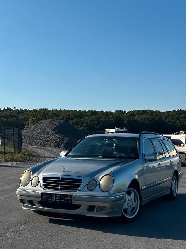 Silber Gebraucht 2001 Mercedes E200 Kombi | 1.600 € (Superpreis) - Bild 1/4