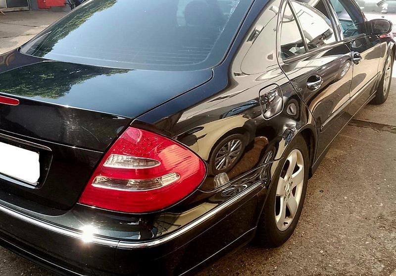 Schwarz Gebraucht 2004 Mercedes E240 Avantgarde Limousine | 3.250 € (Fairer Preis) - Bild 1/2