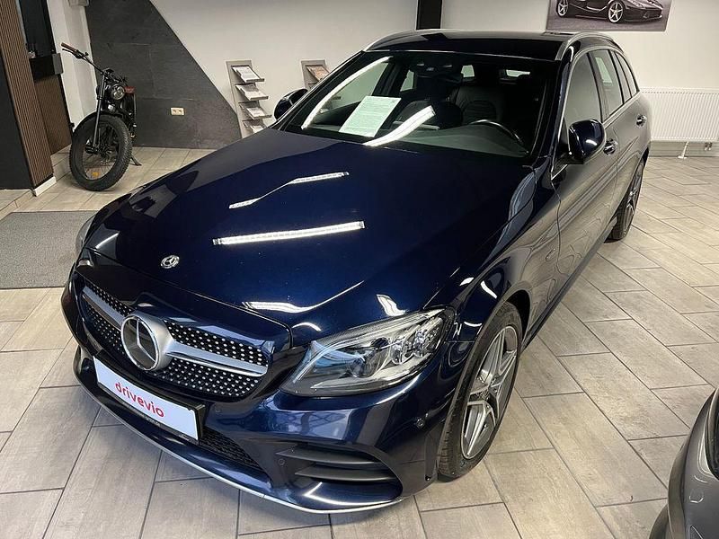 Blau Gebraucht 2019 Mercedes C300e AMG line Limousine | 17.900 € (Fairer Preis) - Bild 1/4