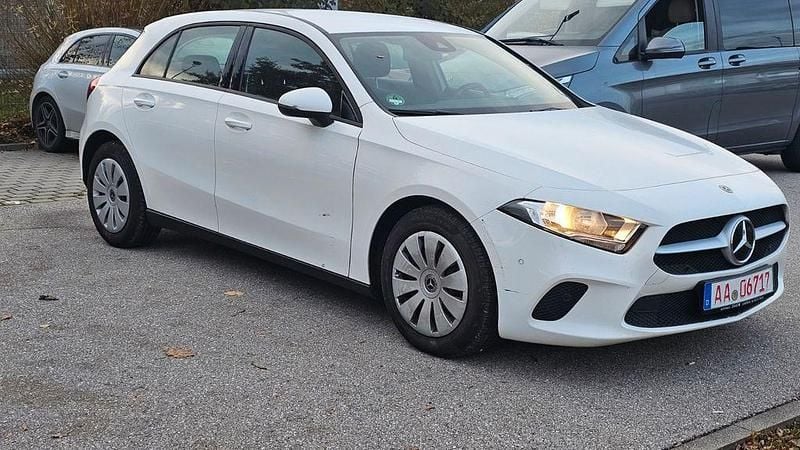 Gebraucht Mercedes A180 116 PS (85 kW) 2022 Weiß Limousine