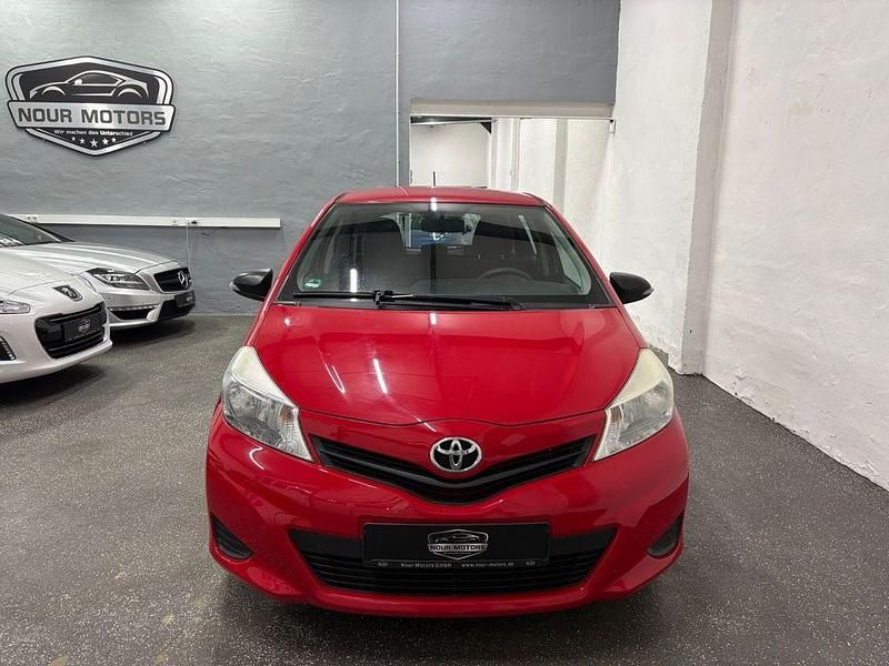 Gebraucht Toyota Yaris Cool 69 PS (50 kW) 2012 Rot Limousine