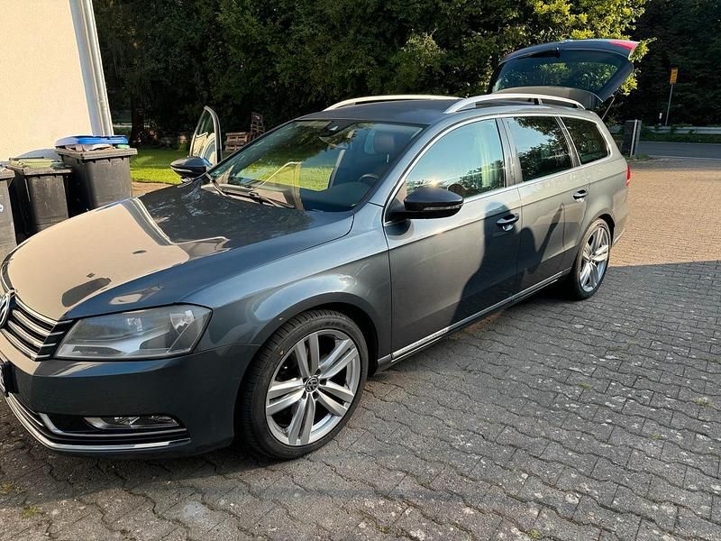 Grau Gebraucht 2012 VW Passat Highline Limousine | 8.999 € (Etwas zu teuer) - Bild 1/4