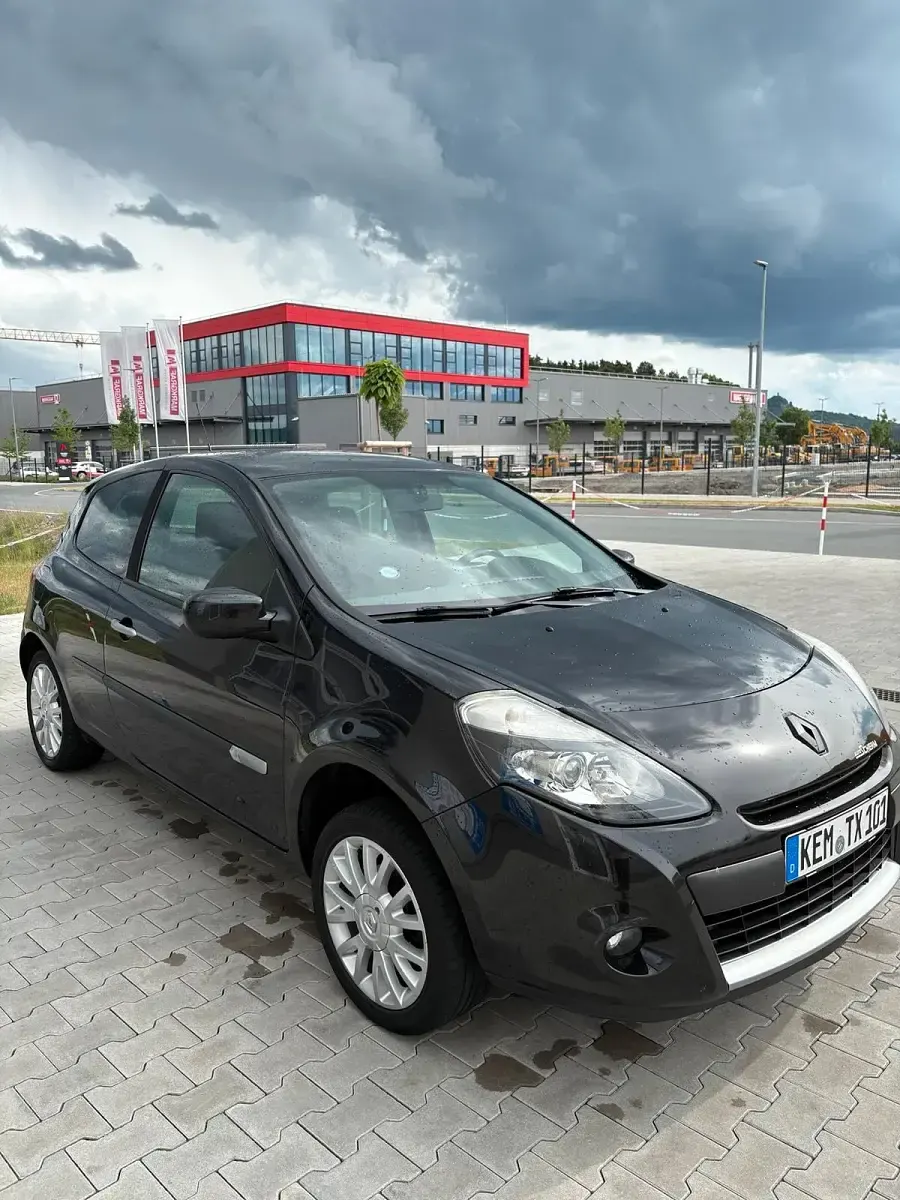 Gebraucht Renault Clio III Dynamique 101 PS (74 kW) 2010 Schwarz
