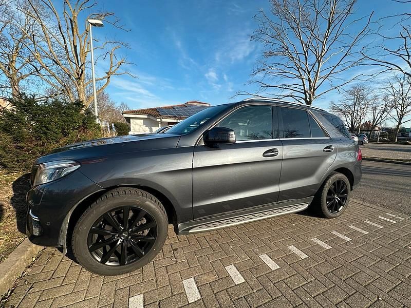 Grau Gebraucht 2016 Mercedes GLE350 SUV | 29.500 € (Fairer Preis) - Bild 1/4
