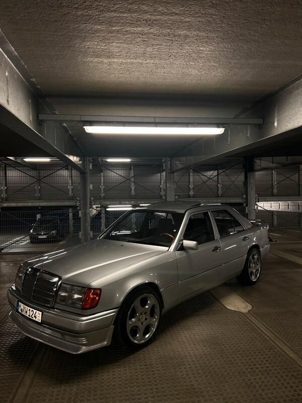 Silber Gebraucht 1992 Mercedes E200 Limousine | 11.500 € - Bild 1/4
