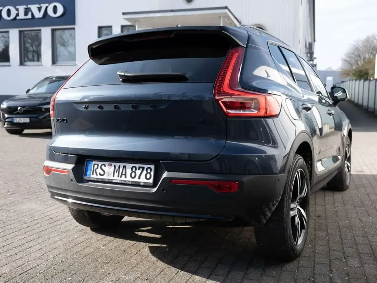 Nowe Volvo XC40 Plus 163 KM (119 kW) 2026 Niebieski SUV