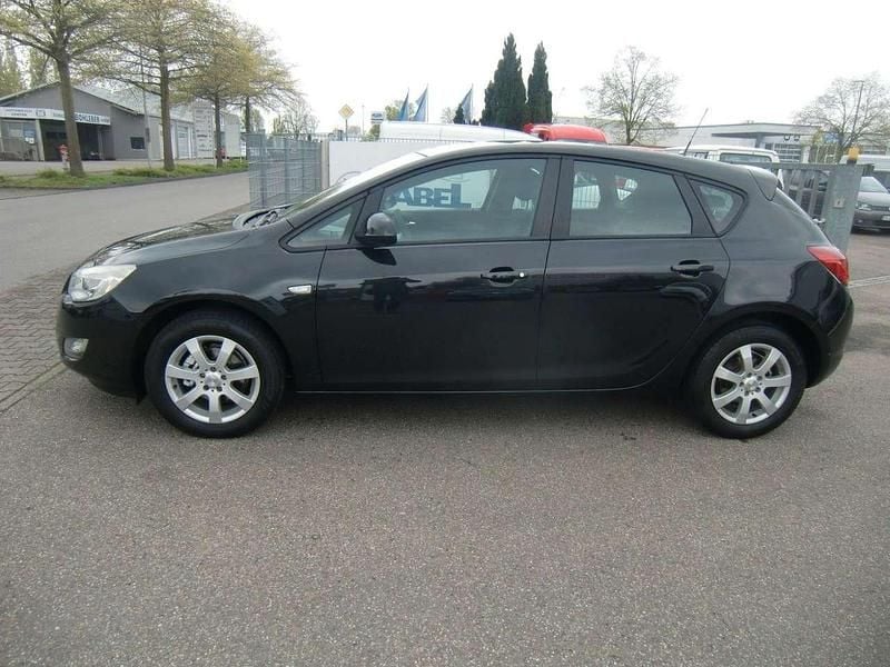 Używany Opel Astra Design Edition 87 KM (63 kW) 2012 Czarny Sedan/Limuzyna
