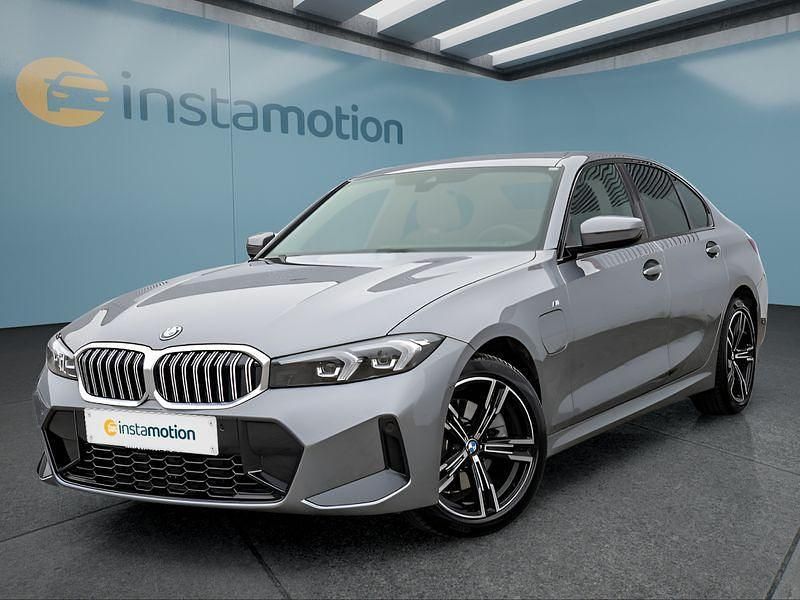 Grau Gebraucht 2025 BMW 330e Limousine | 45.749 € (Fairer Preis) - Bild 1/4