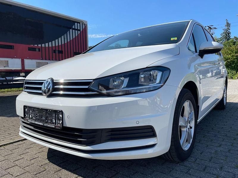 Pure white Gebraucht 2016 VW Touran Comfortline Van / Kleinbus | 11.199 € (Superpreis) - Bild 1/4