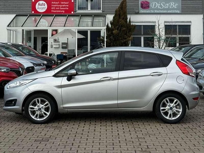 Gebraucht Ford Fiesta Celebration 101 PS (74 kW) 2016 Silber Kleinwagen
