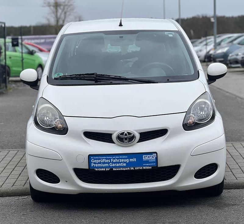 Gebraucht Toyota Aygo 68 PS (50 kW) 2011 Weiß Kleinwagen