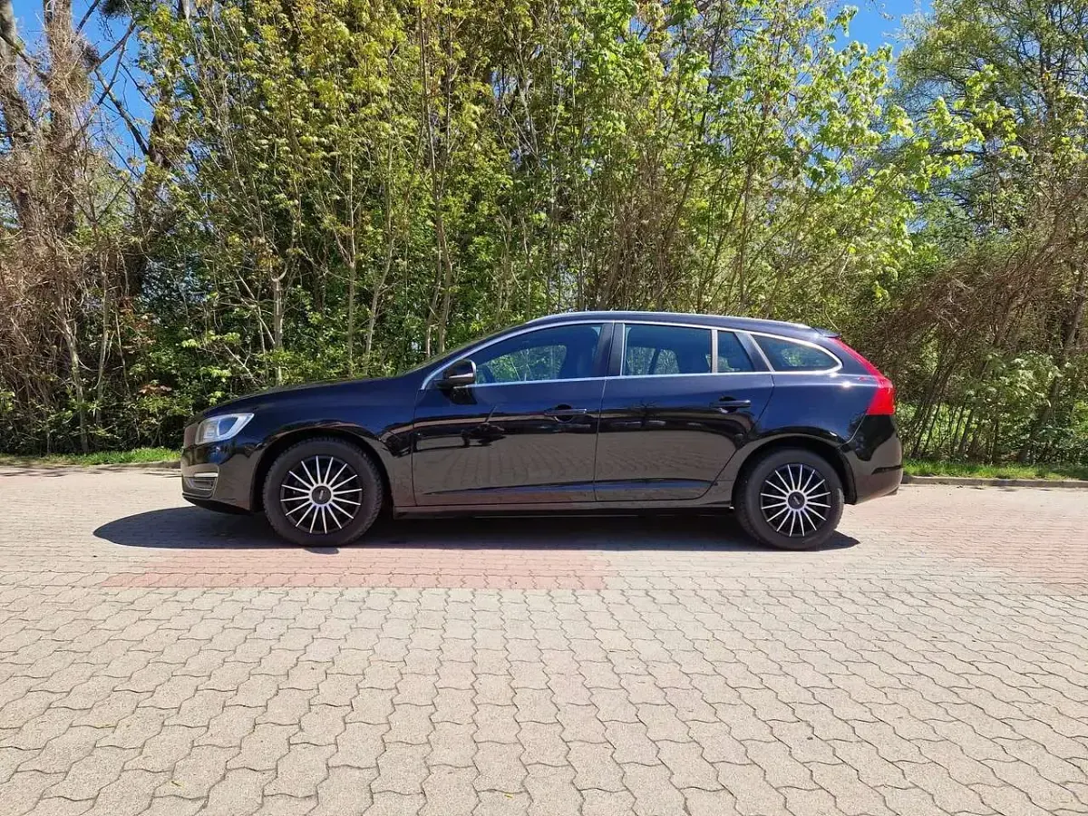 Używany Volvo V60 Summum 181 KM (133 kW) 2014 Czarny Kombi