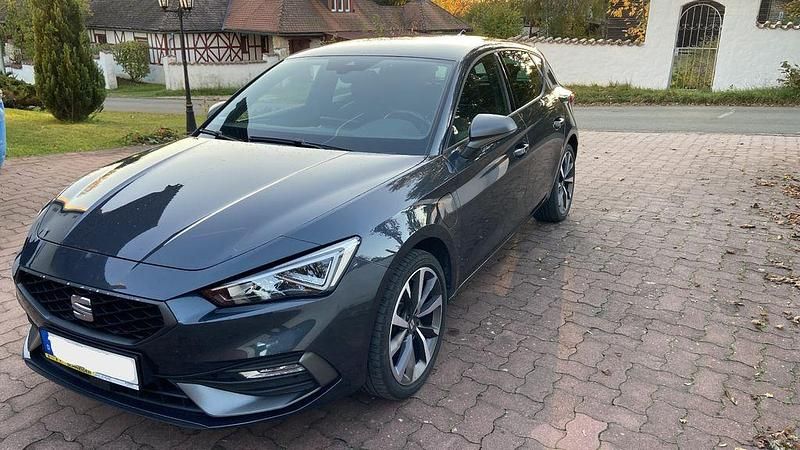Grau Gebraucht 2022 Seat Leon FR Limousine | 23.900 € (Etwas zu teuer) - Bild 1/4