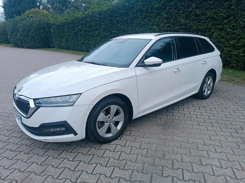 Weiß Gebraucht 2021 Skoda Octavia Kombi | 9.800 € - Bild 1/4