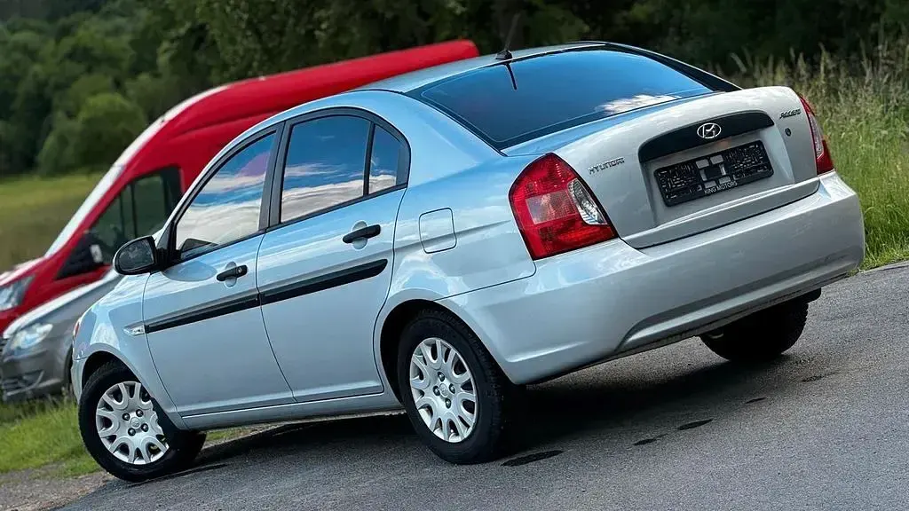 Gebraucht Hyundai Accent 97 PS (71 kW) 2009 Silber Limousine