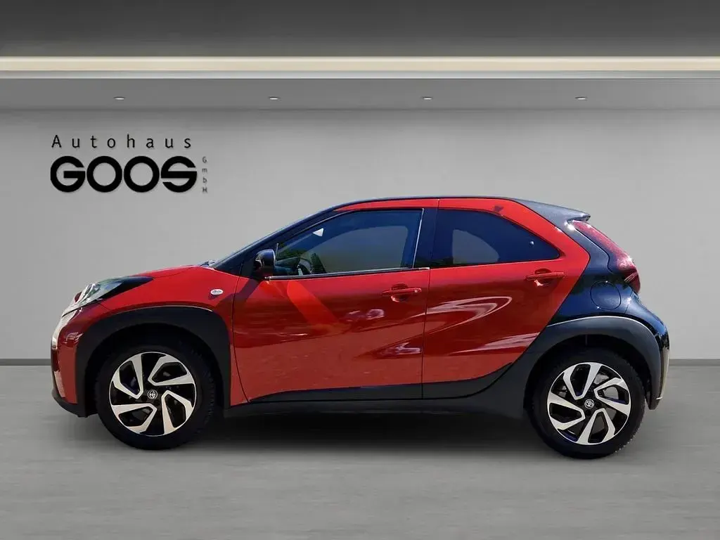 Gebraucht Toyota Aygo X Pulse 72 PS (52 kW) 2023 Chili red (3u4)/ black mica (2 SUV