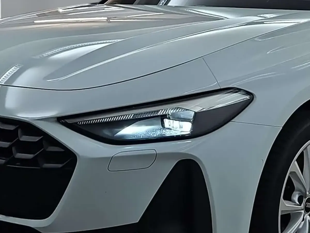 Gebraucht Audi A5 Sport 204 PS (150 kW) 2025 Gletscherweiß metallic Kombi