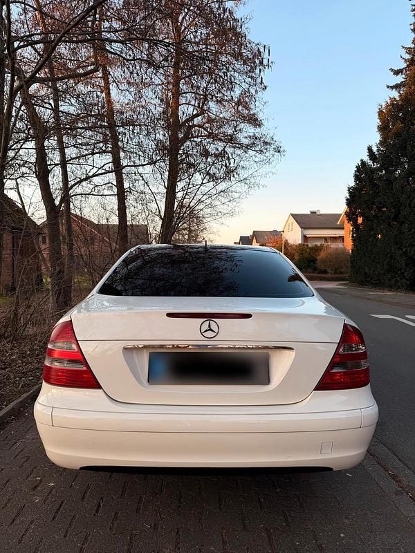 Gebraucht Mercedes E200 122 PS (89 kW) 2006 Weiß Limousine