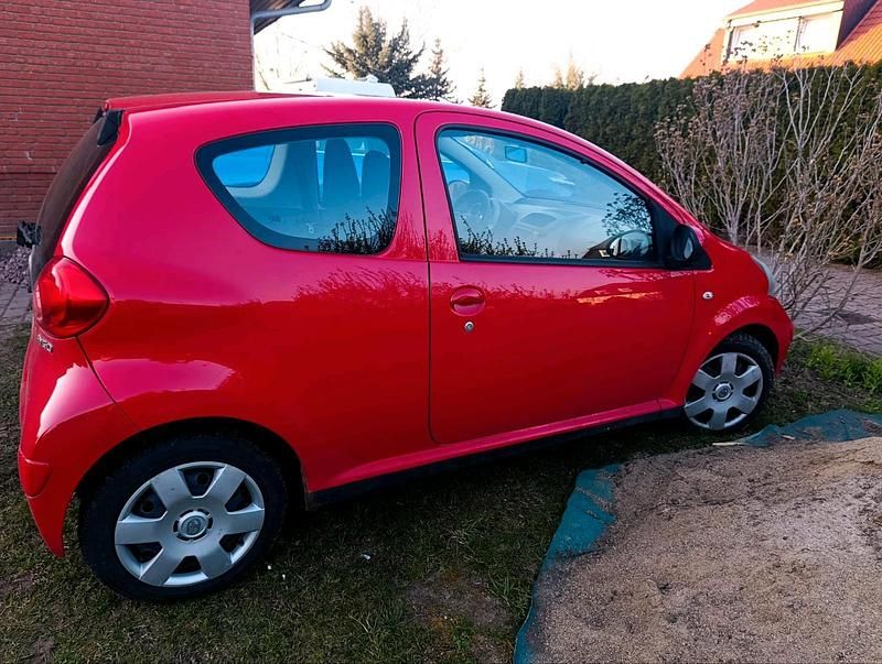 Gebraucht Toyota Aygo 68 PS (50 kW) 2007 Rot Kleinwagen