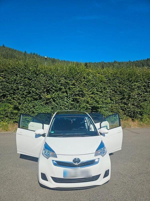 Weiß Gebraucht 2015 Toyota Corolla Verso Van / Kleinbus | 8.300 € - Bild 1/4