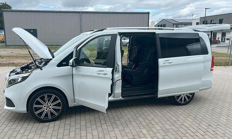 Schwarz Gebraucht 2022 Mercedes V250 Edition Van / Kleinbus | 49.980 € (Fairer Preis) - Bild 1/4