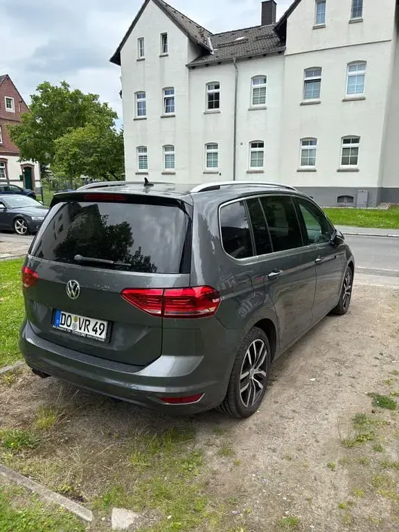 Gebraucht VW Touran Highline 150 PS (110 kW) 2016 Grau Van / Kleinbus