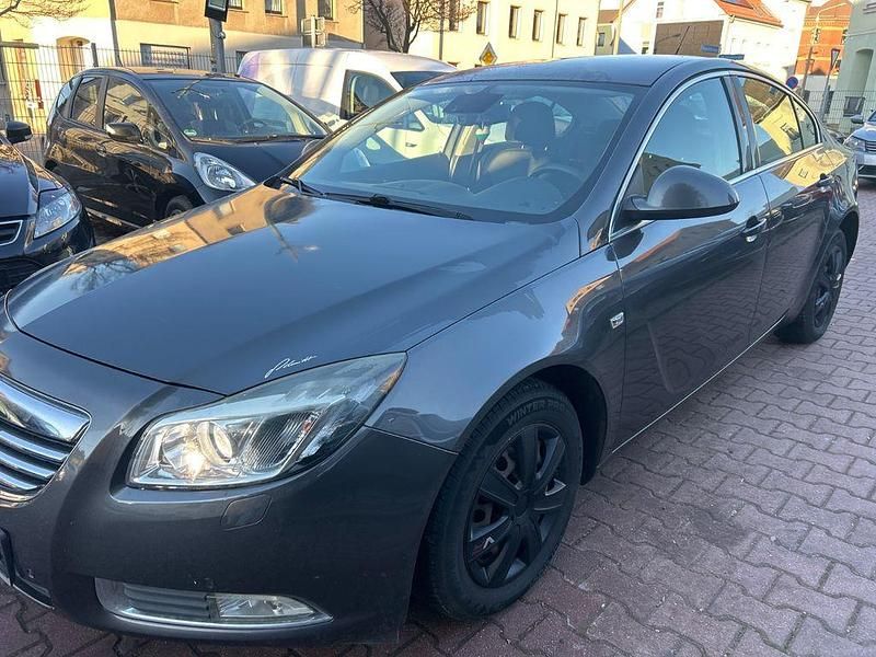 Grau Gebraucht 2010 Opel Insignia Edition Limousine | 3.300 € (Fairer Preis) - Bild 1/4