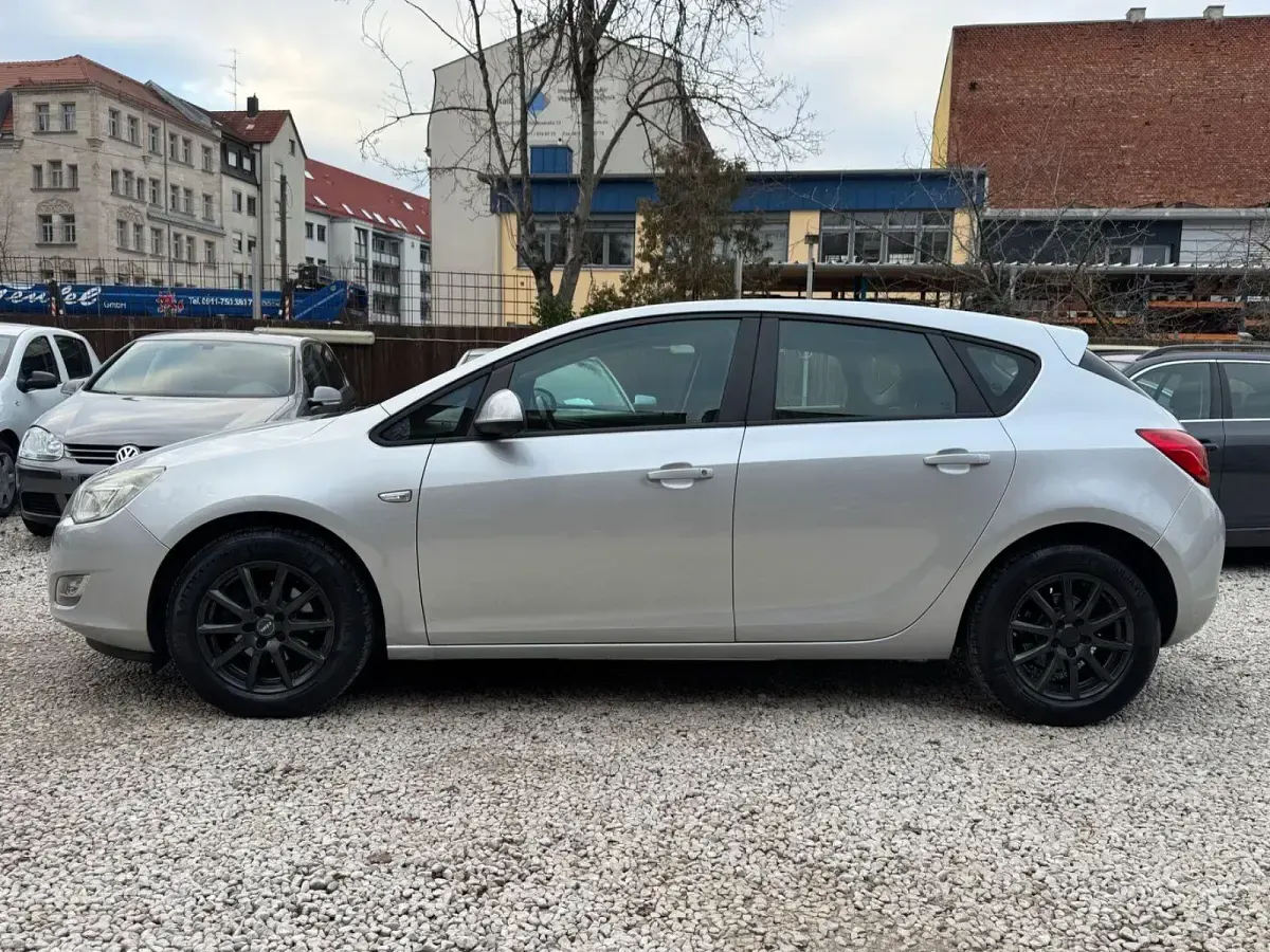 Gebraucht Opel Astra Edition 116 PS (85 kW) 2010 Silber Limousine