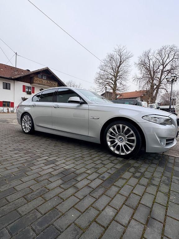 Gebraucht BMW 550 Sport Line 408 PS (300 kW) 2011 Silber Limousine