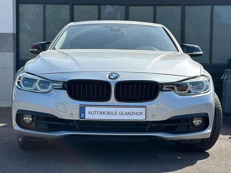 Glaciersilber metallic Gebraucht 2016 BMW 320 Limousine | 15.299 € (Fairer Preis) - Bild 1/4