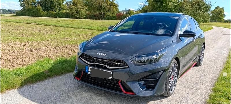 Grau Gebraucht 2022 Kia ProCeed GT 2 Kleinwagen | 29.450 € (Etwas zu teuer) - Bild 1/4