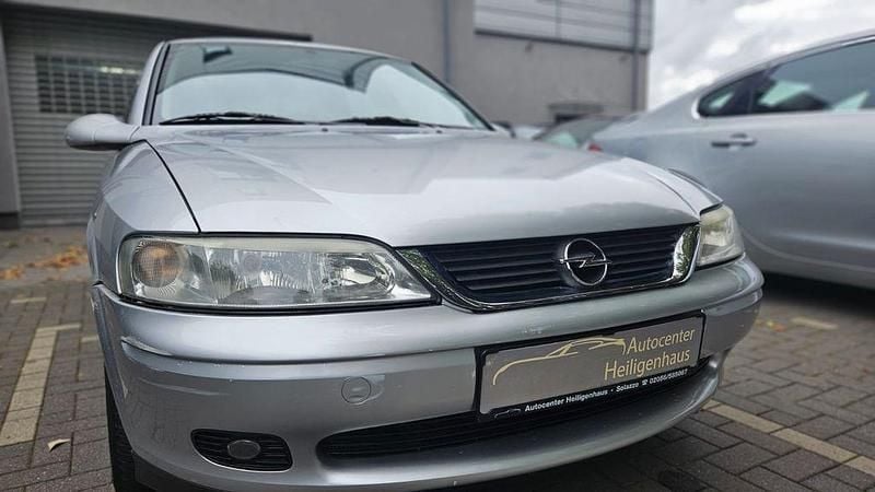 Silber Gebraucht 2001 Opel Vectra Comfort Limousine | 1.780 € (Fairer Preis) - Bild 1/4
