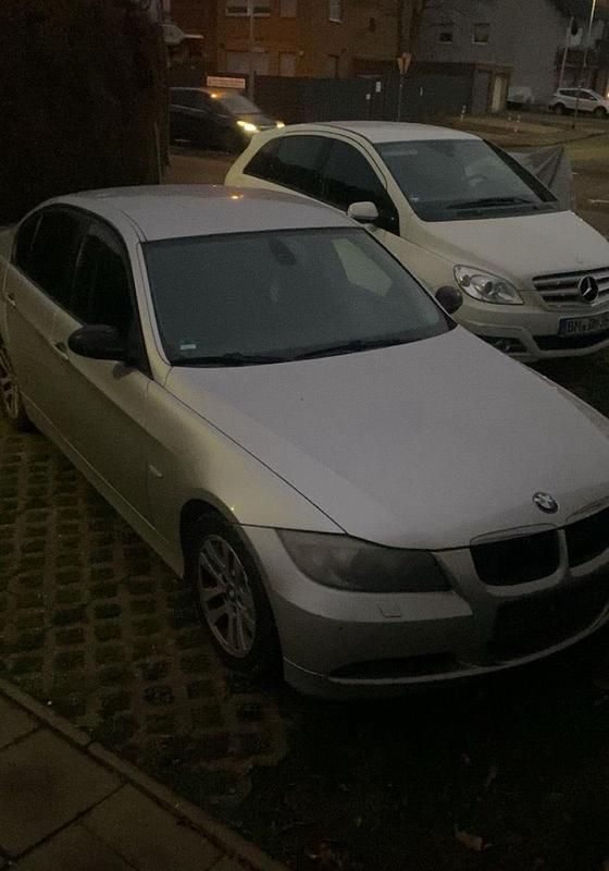 Grau Gebraucht 2008 BMW 318 Limousine | 2.800 € (Superpreis) - Bild 1/4