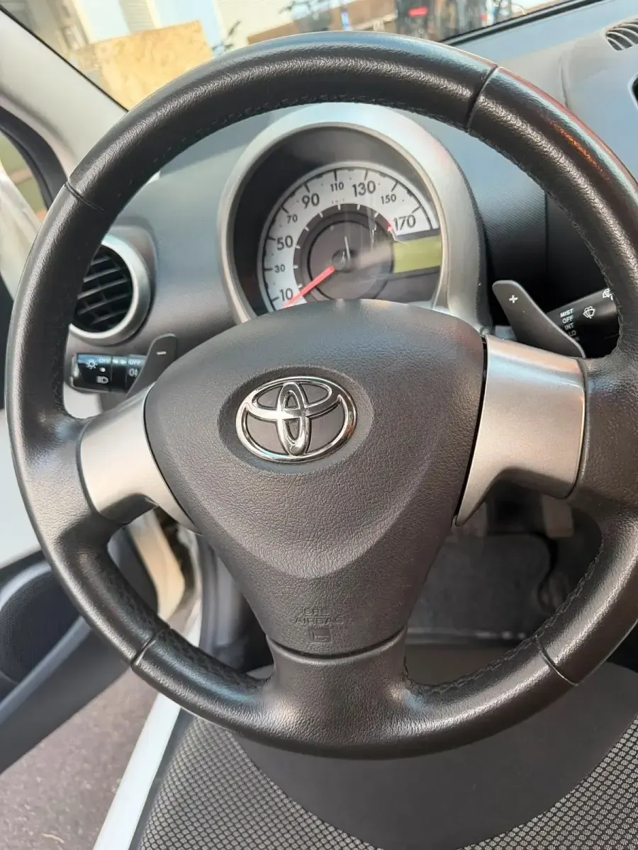 Gebraucht Toyota Aygo 68 PS (50 kW) 2012 Weiß Kleinwagen