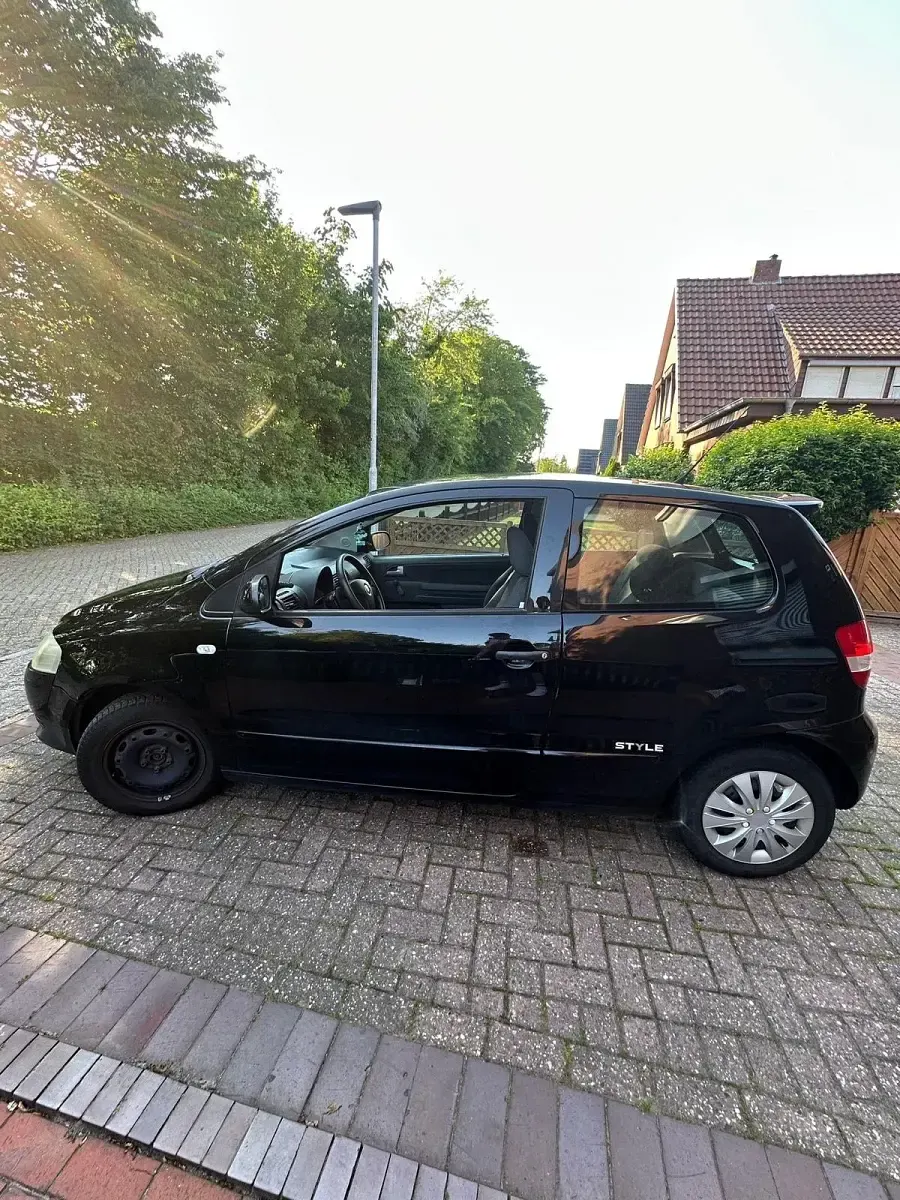 Gebraucht VW Fox 54 PS (39 kW) 2009 Schwarz Kleinwagen