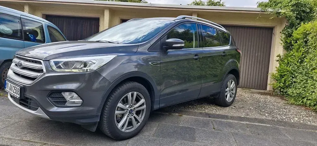 Gebraucht Ford Kuga Titanium 150 PS (110 kW) 2018 Grau SUV