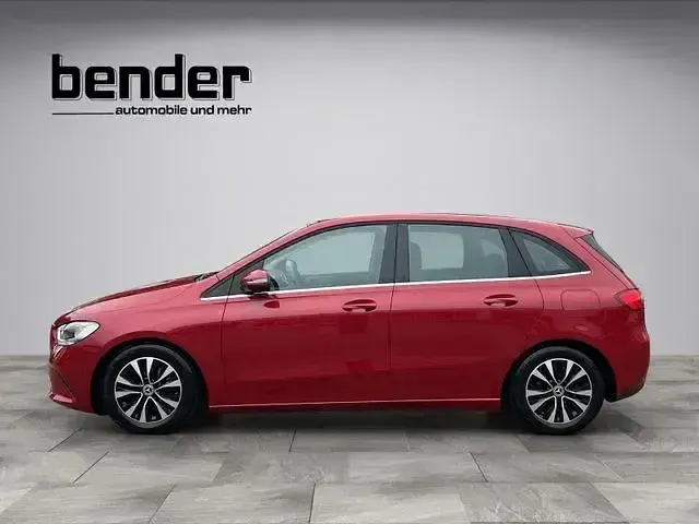 Gebraucht Mercedes B180 Style 136 PS (100 kW) 2022 Rot Kleinwagen