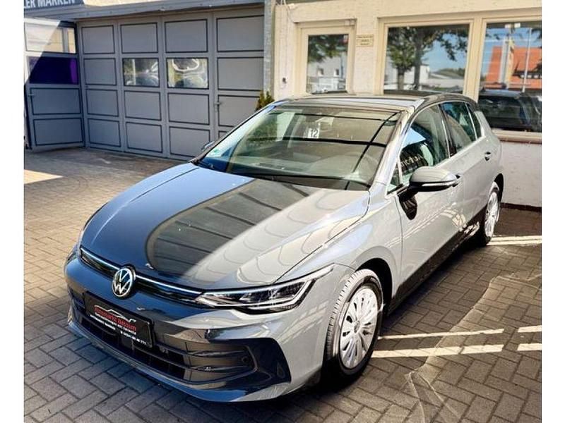Grau Gebraucht 2024 VW Golf VIII Limousine | 23.990 € (Superpreis) - Bild 1/3