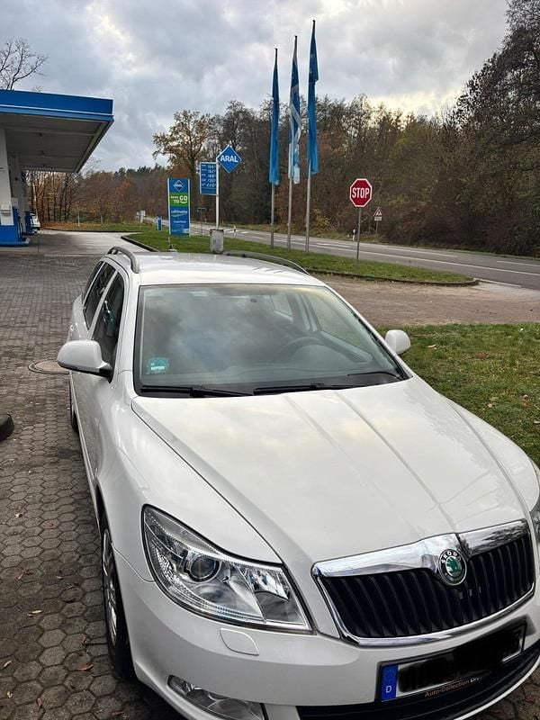 Gebraucht Skoda Octavia 105 PS (77 kW) 2011 Weiß Kombi