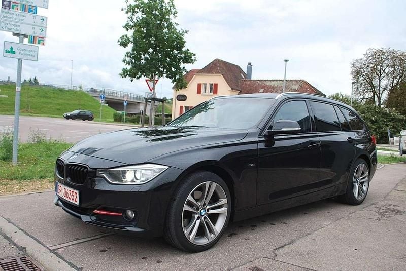 Black sapphire metallic Gebraucht 2013 BMW 320 Sport Line Kombi | 7.990 € (Guter Preis) - Bild 1/4