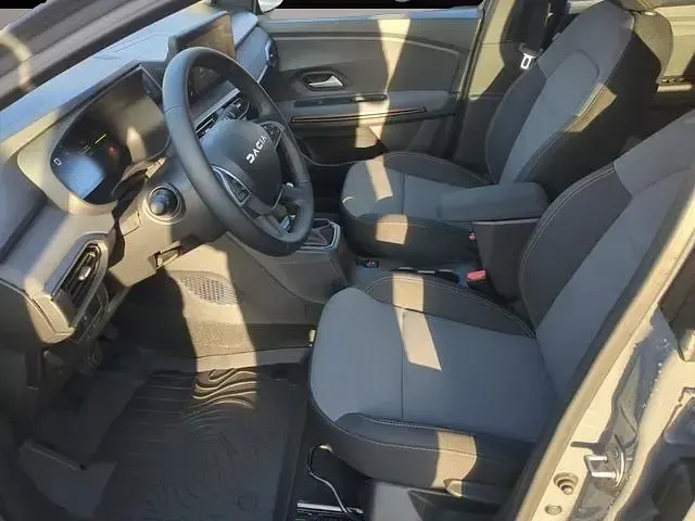 Gebraucht Dacia Jogger Extreme 141 PS (103 kW) 2025 Grau Van / Kleinbus