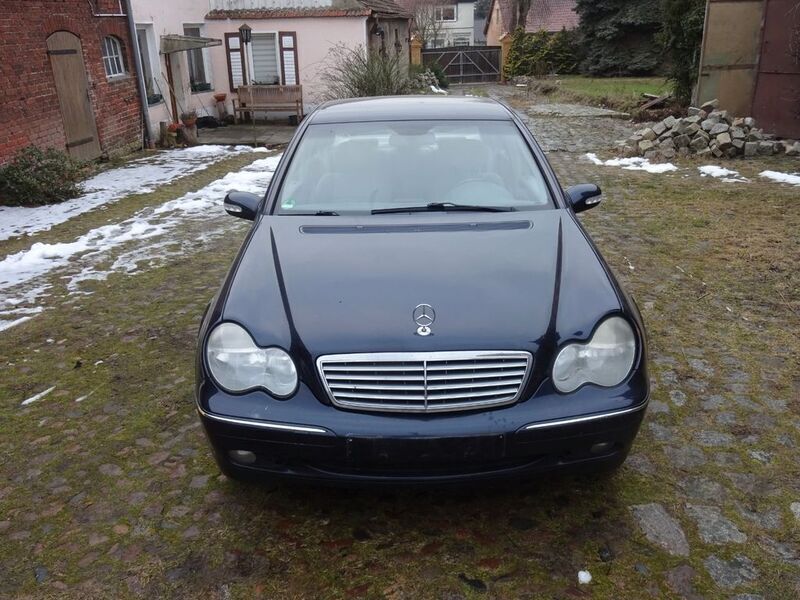 Blau Gebraucht 2002 Mercedes C200 Classic Limousine | 1.250 € (Superpreis) - Bild 1/4