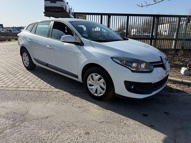 Gebraucht Renault Mégane III Authentique 116 PS (85 kW) 2016 Weiß Limousine
