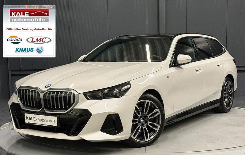 Mineralweiss metallic Gebraucht 2024 BMW 520 M Sport Kombi | 54.960 € (Fairer Preis) - Bild 1/4