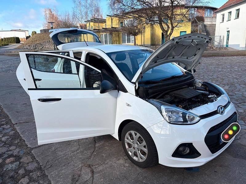 Gebraucht Hyundai i10 67 PS (49 kW) 2015 Weiß Kleinwagen