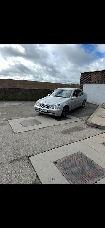 Silber Gebraucht 2003 Mercedes 240 Limousine | 3.700 € - Bild 1/4