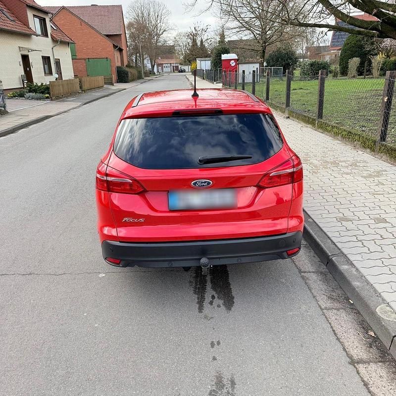 Gebraucht Ford Focus Titanium 120 PS (88 kW) 2018 Rot Kombi