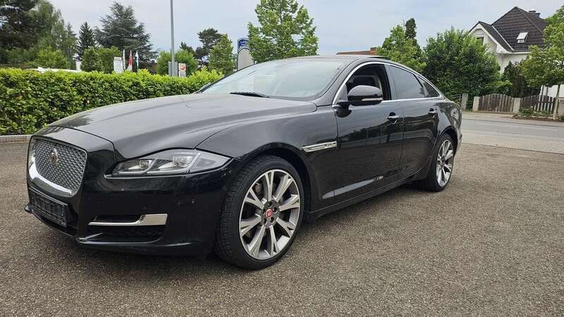 Santorini black Gebraucht 2017 Jaguar XJ Premium Luxury Limousine | 10.800 € - Bild 1/4